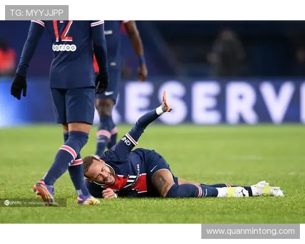 内马尔复出遭飞铲痛苦倒地抱腿